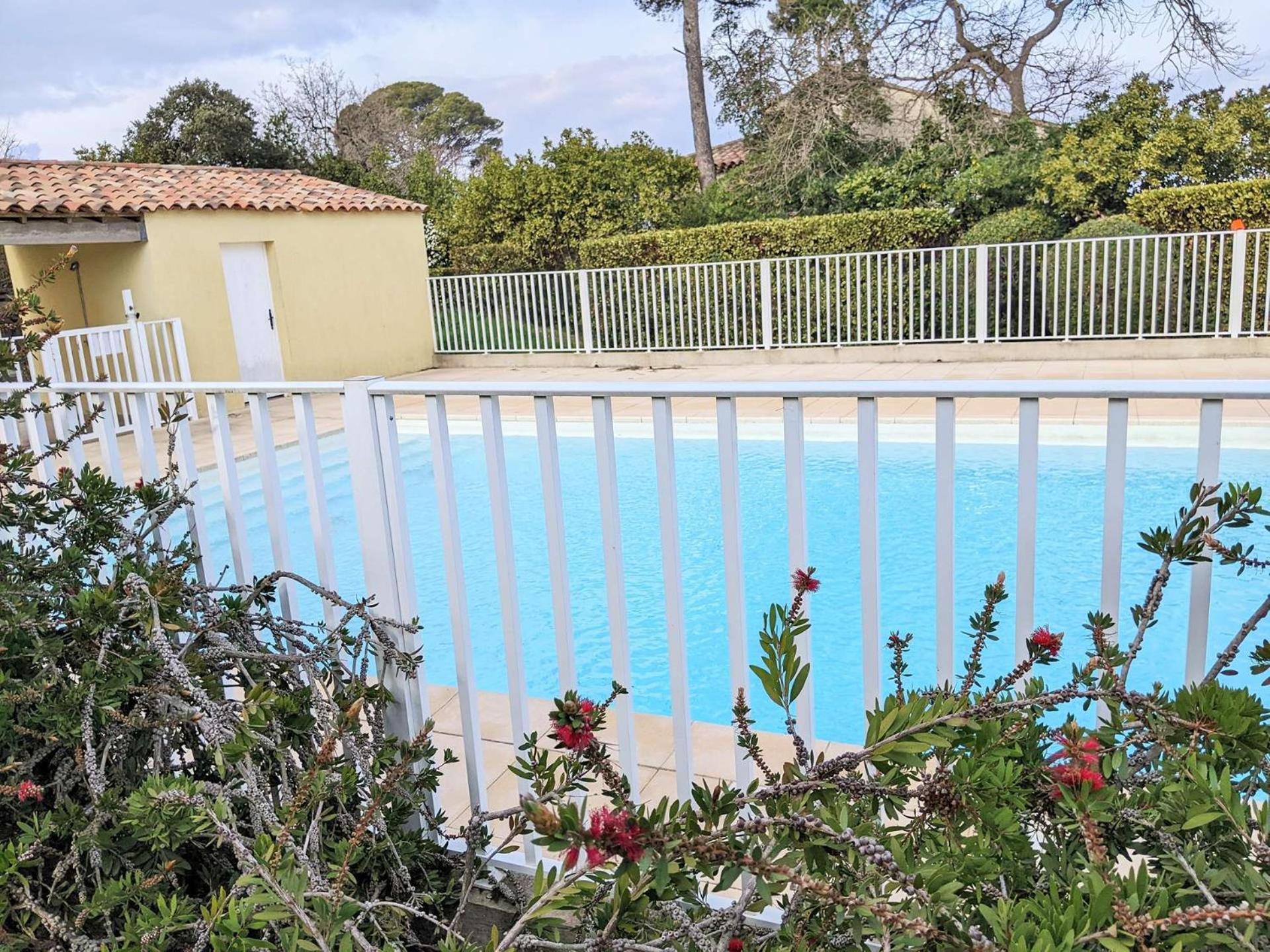 Locations De A Six-fours Avec Piscine Et Parking Prive Et A 800m De La Apartment Six-Fours-les-Plages